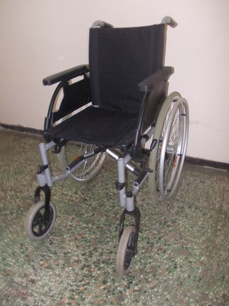 Scaun cu rotile pliabil, dizabilitati,cu 2 suport pt sprijin talpi picioare