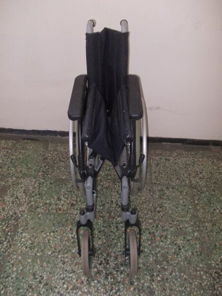 Scaun cu rotile pliabil, dizabilitati,cu 2 suport pt sprijin talpi picioare